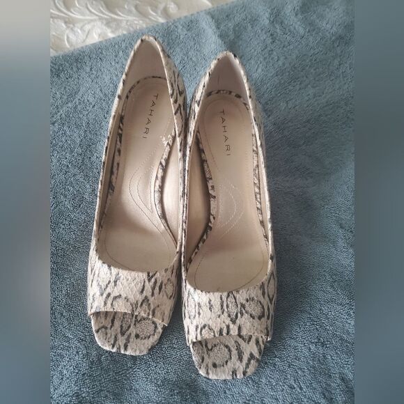 Tahari RiddleBrown Snakeskin Shoes heels size 8.5 M Peep toe. - Picture 1 of 6